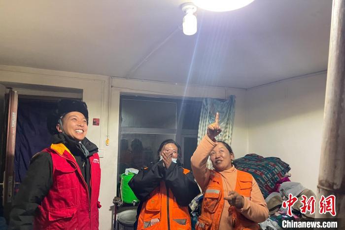 青藏公路109道班接入大網(wǎng)電?！?閆昱翰 　攝