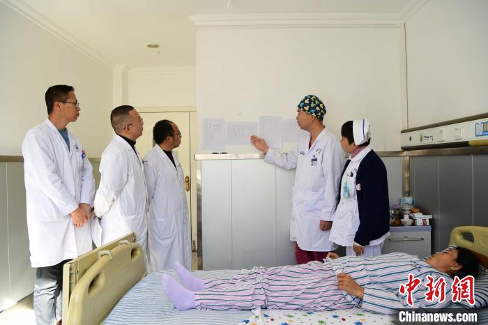 圖為何蔚副主任醫(yī)師(站右二)及團(tuán)隊(duì)術(shù)后對(duì)患者的肌肉訓(xùn)練、蛋白飲食等制定了每半日的康復(fù)計(jì)劃?！∝暩聛?lái)松 攝