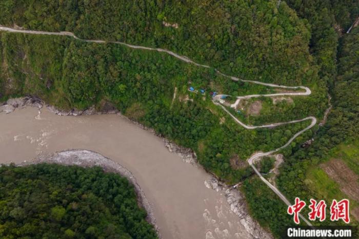 雅魯藏布江一側(cè)的墨脫公路。