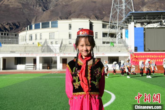 圖為加查縣安繞鎮(zhèn)小學回族學生馬萍。　貢嘎來松 攝