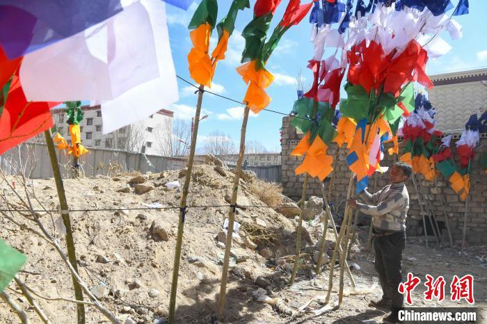 圖為拉薩街頭出售的五彩經(jīng)幡。　貢嘎來松 攝