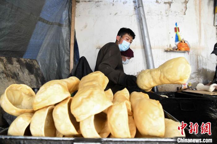 圖為拉薩手藝人制作藏歷新年供品“德卡”?！∝暩聛硭?攝