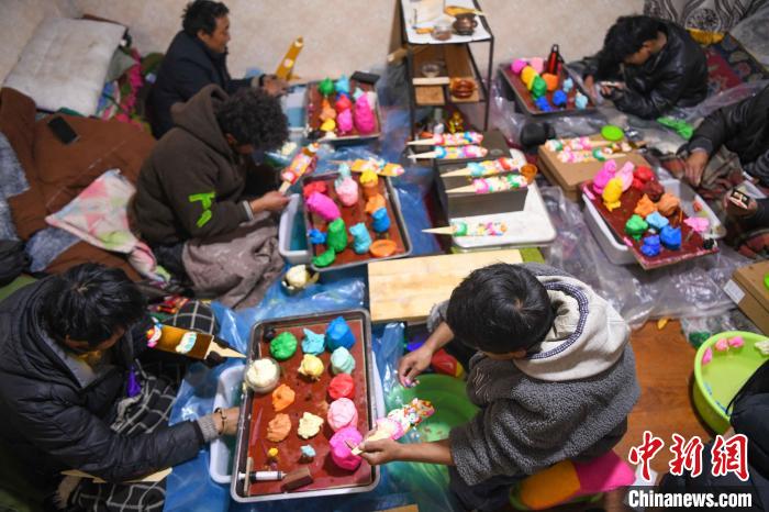 圖為拉薩手藝人制作年貨酥油花。　貢嘎來松 攝