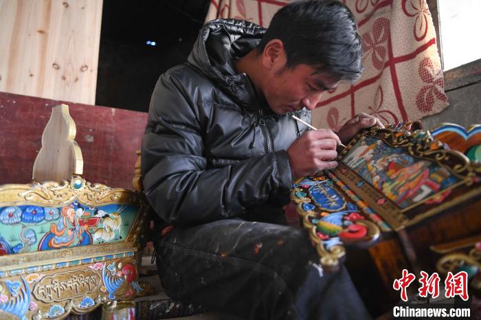 圖為拉薩手藝人制作年貨“切瑪盒”?！∝暩聛硭?攝