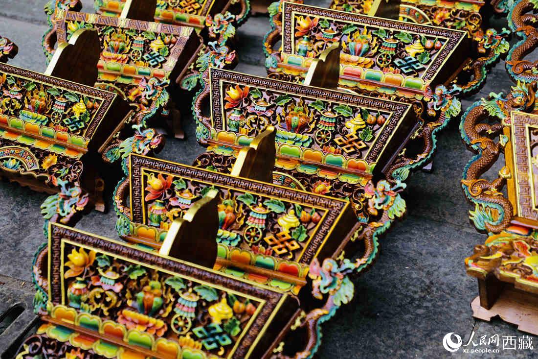 年貨市場上的切瑪盒。（切瑪盒是藏歷新年吉祥物，是在精制斗型木盒中用隔板分開，分別盛入炒麥粒和糌粑，插上“仔卓”，象征著人壽年豐、吉祥如意。）人民網(wǎng) 次仁羅布攝