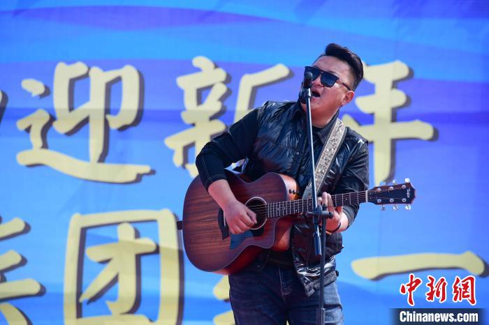 圖為文藝匯演現場?！∝暩聛硭?攝