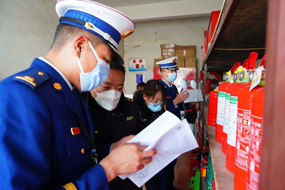 檢查消防器材。圖片由那曲消防提供