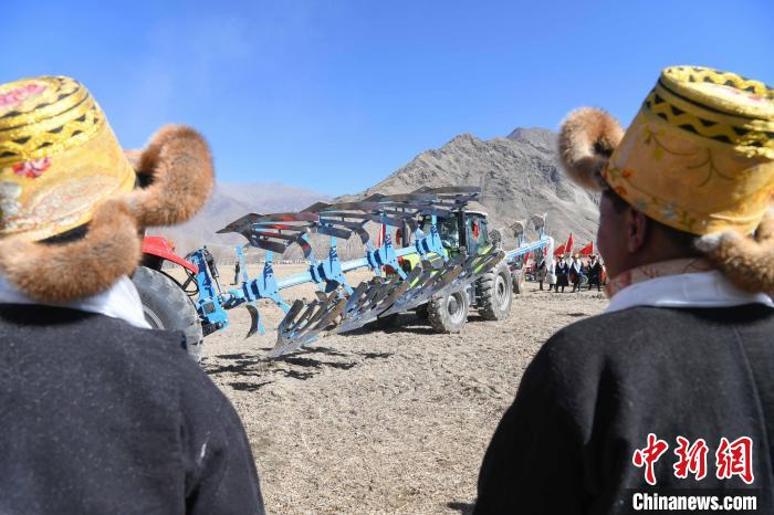 圖為拉薩市曲水縣茶巴朗村春耕儀式現(xiàn)場?！∝暩聛硭?攝