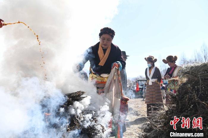 圖為拉薩市曲水縣茶巴朗村村民在春耕儀式前煨桑。　貢嘎來松 攝