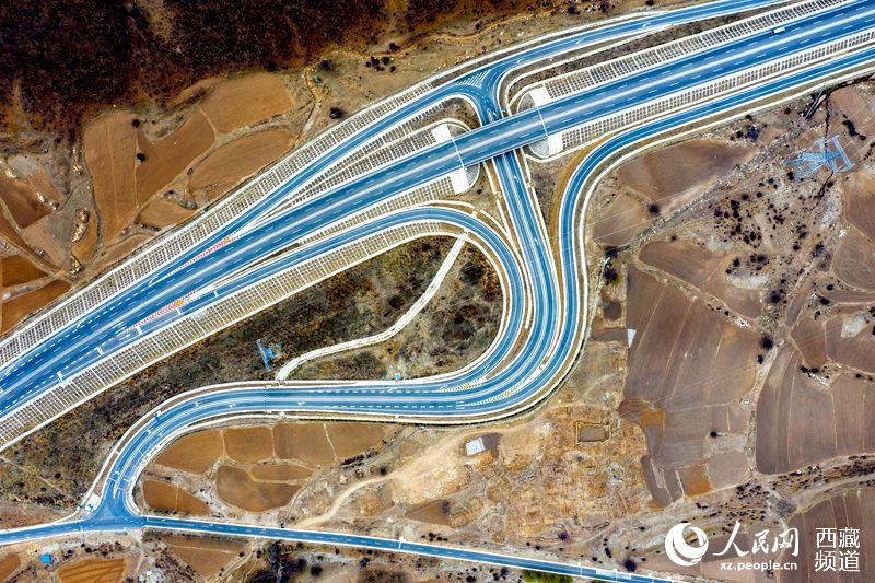 拉林高等級公路。徐馭堯攝