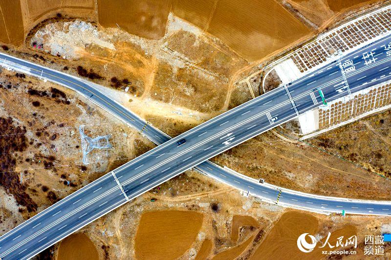 拉林高等級公路。徐馭堯攝