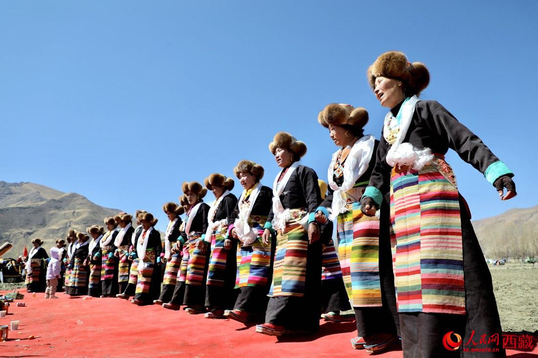 儀式結(jié)束后，農(nóng)田上仍洋溢著喜慶氣氛，村民們邊唱邊跳起了鍋莊舞。人民網(wǎng) 次仁羅布攝