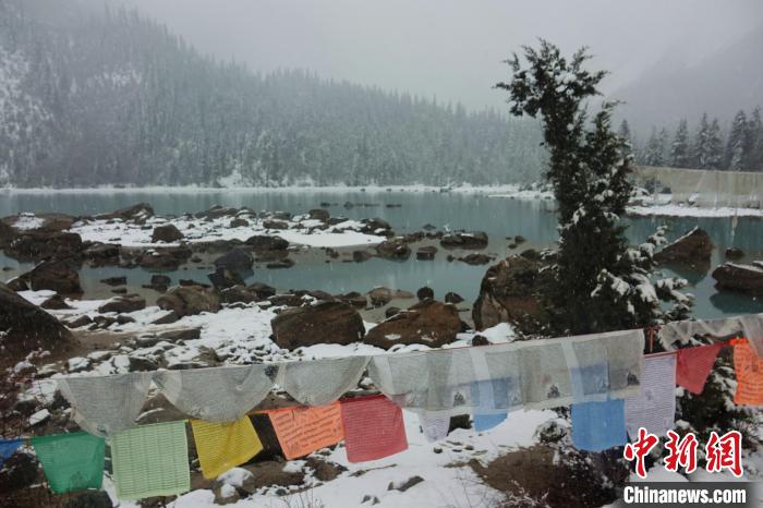 然烏湖春雪飄落。　冉文娟 攝