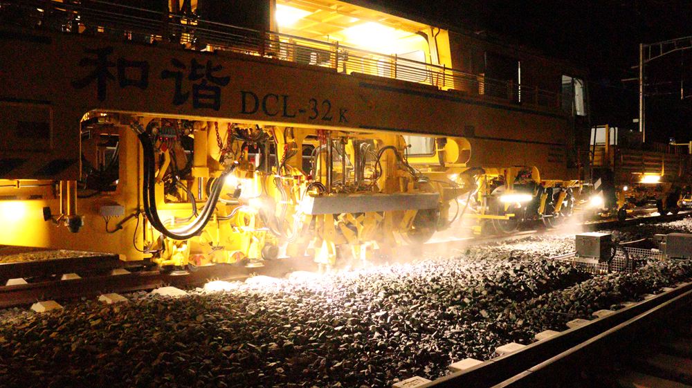 拉林鐵路迎來“大黃蜂”。祁國慶攝