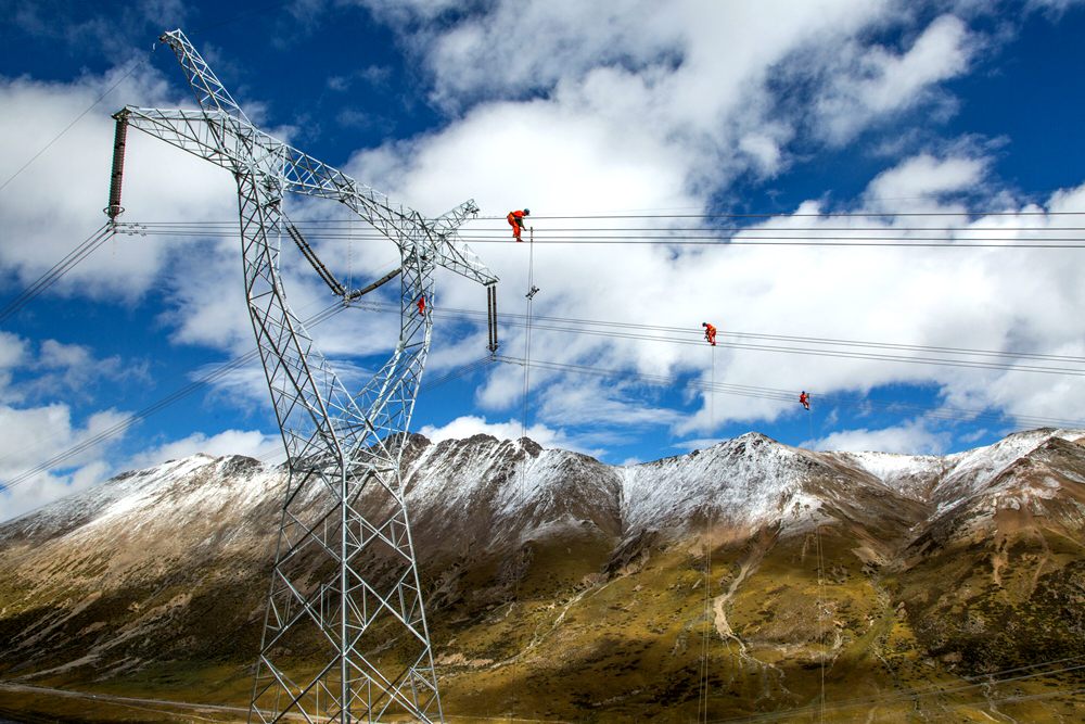 藏中聯(lián)網(wǎng)工程建設(shè)，銀線(xiàn)上的“舞者” 。盧忠東攝