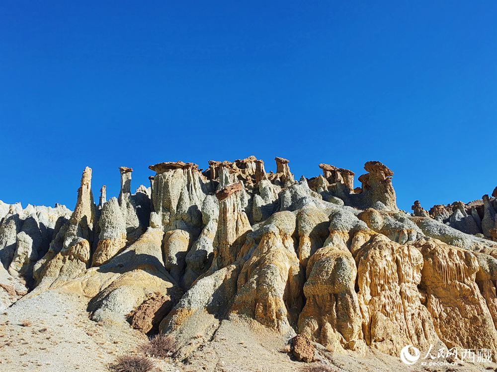 形態(tài)各異的土林。人民網(wǎng) 李海霞攝