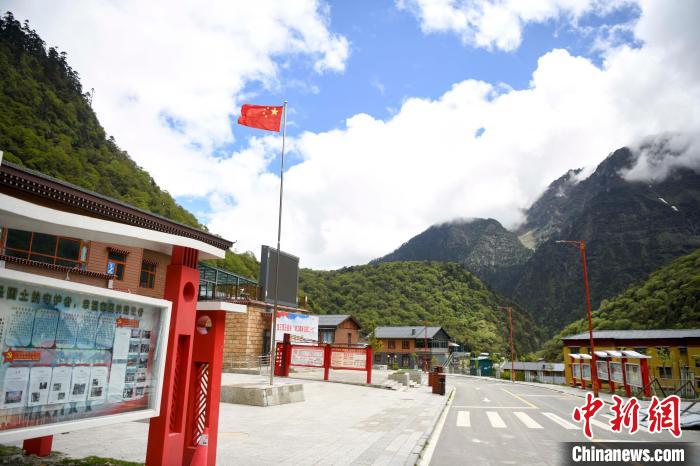 玉麥鄉(xiāng)內(nèi)道路變成了硬化路?！钊A峰 攝