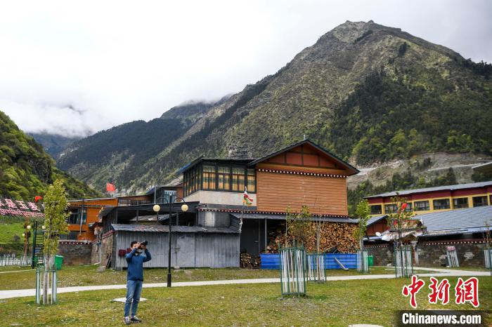 一位攝影愛好者在玉麥鄉(xiāng)拍攝。　楊華峰 攝