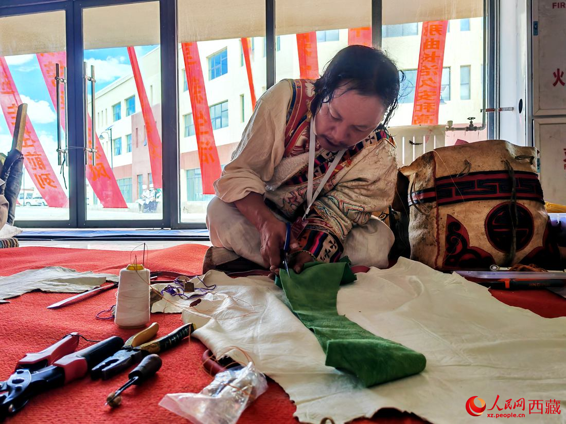 曾經(jīng)的放牛娃學(xué)得一身好手藝。人民網(wǎng) 李海霞攝