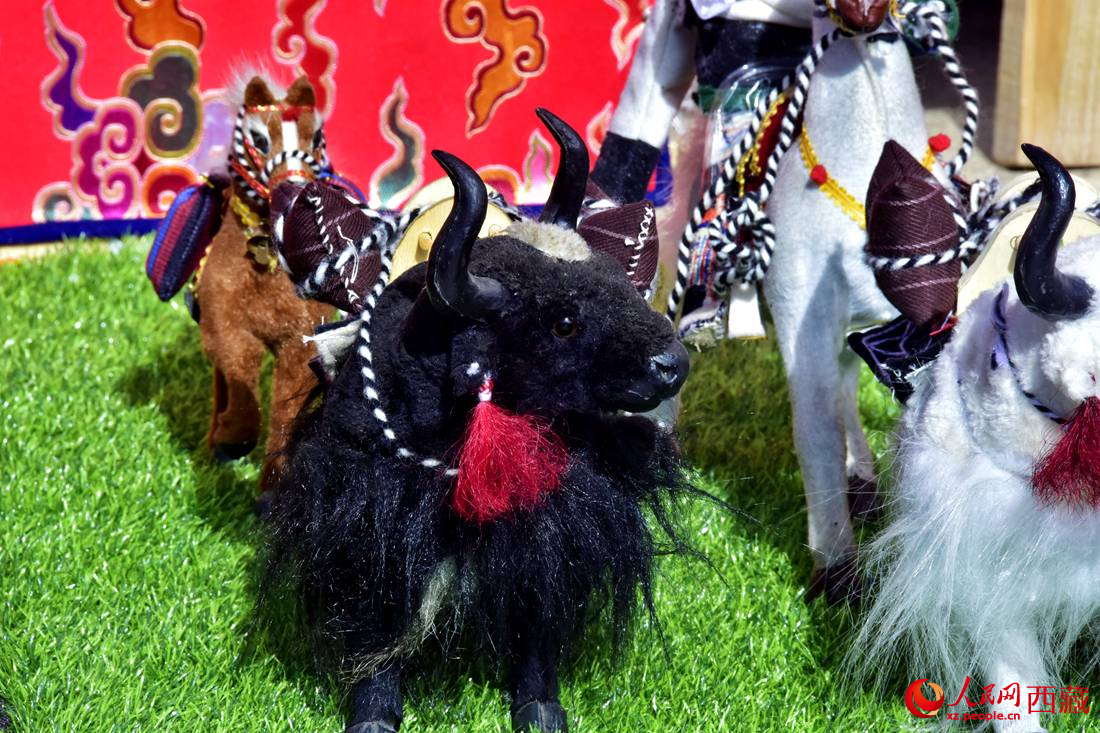 農(nóng)牧民制作的旅游紀念品。人民網(wǎng) 李海霞攝