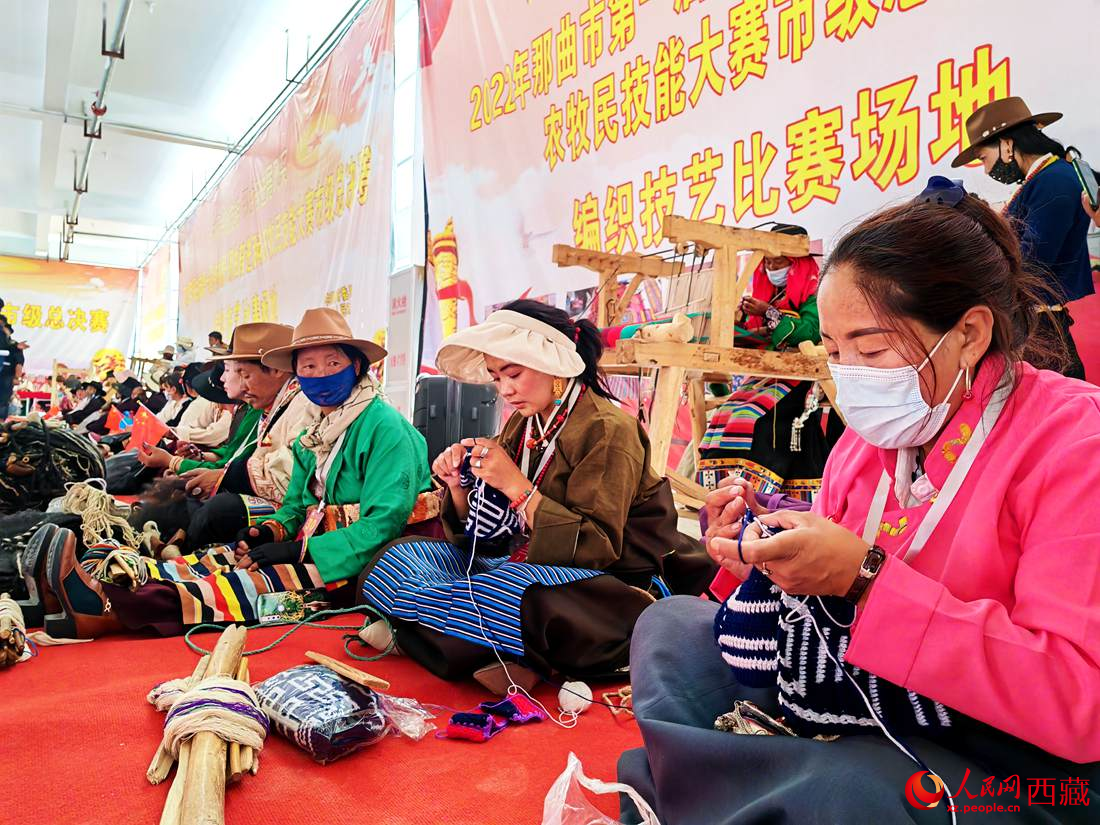 草原姑娘們編織技能大比拼。人民網(wǎng) 李海霞攝
