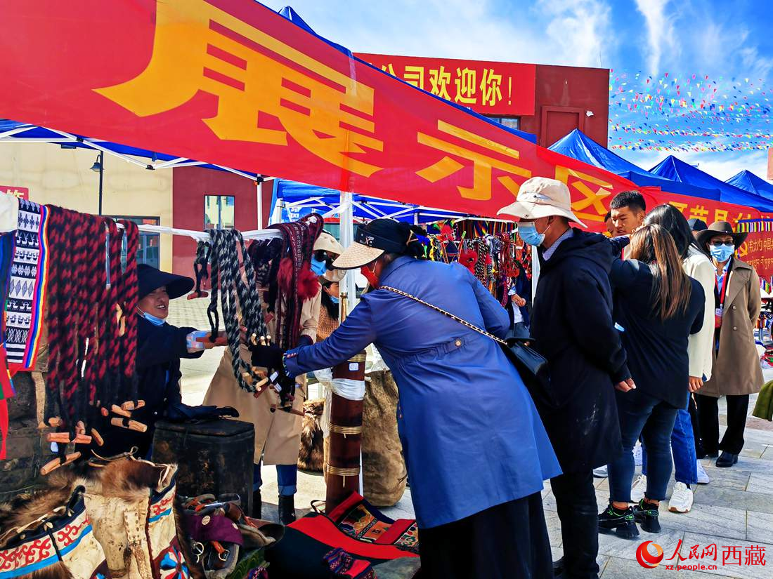 技能大賽現(xiàn)場引來不少客戶。人民網(wǎng) 李海霞攝