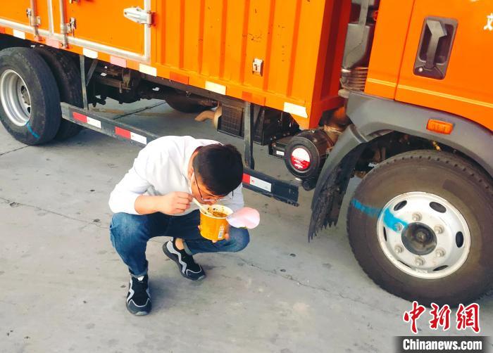 由于沿路疫情原因，閆光宇和朋友只能在服務(wù)區(qū)簡餐?！∴嵟?攝