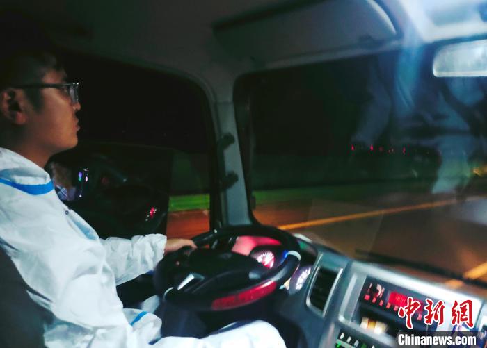 星夜疾馳，只為讓防疫物資早日抵達西藏。　鄭朋 攝