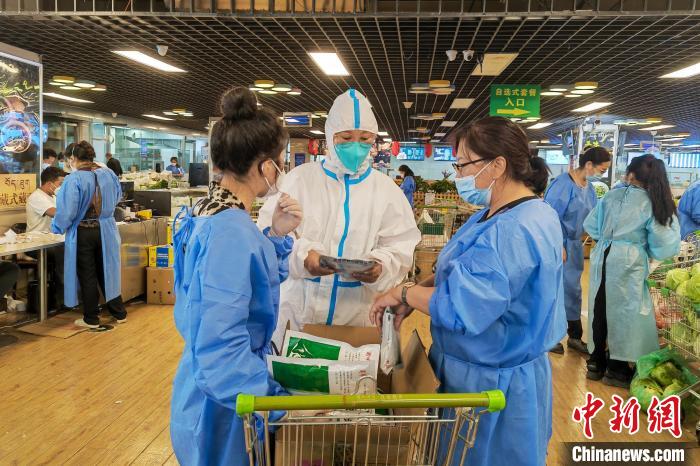 圖為疫情期間，西藏格拉丹東超市調(diào)配物資，保障市場供應(yīng)?！∈茉L者供圖