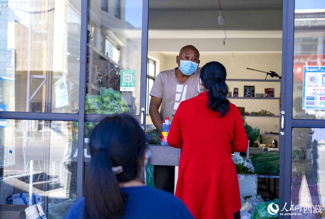 市民們有序排隊(duì)購(gòu)買早餐。人民網(wǎng) 次仁羅布攝