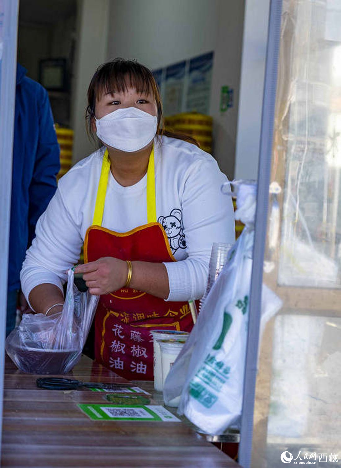 包子店老板正在為顧客打包早餐。人民網(wǎng) 次仁羅布攝