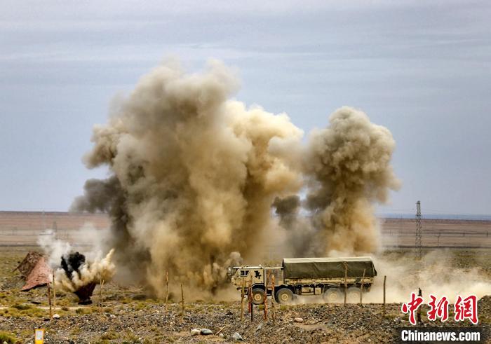 圖為模擬運輸分隊通過炮火路段?！?王先鋒 攝