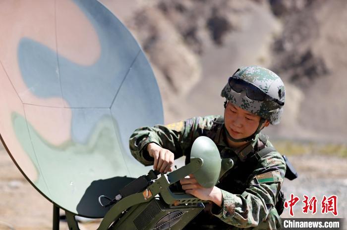 圖為官兵進行衛(wèi)星通訊架設(shè)?！?鄒寧寧 攝