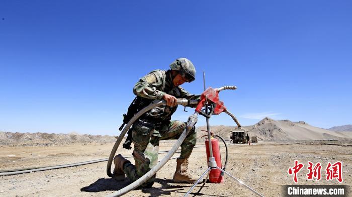 圖為官兵為群車加油?！?胡吉容 攝