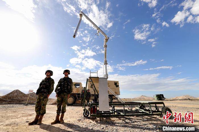 圖為野戰(zhàn)油庫開設(shè)。　 唐 堯 攝