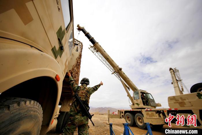 圖為野戰(zhàn)車輛搶修環(huán)節(jié)?！?祁漢智 攝