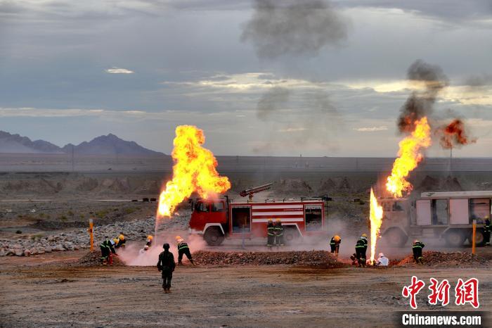 圖為野戰(zhàn)管線搶修?！?鄒寧寧 攝