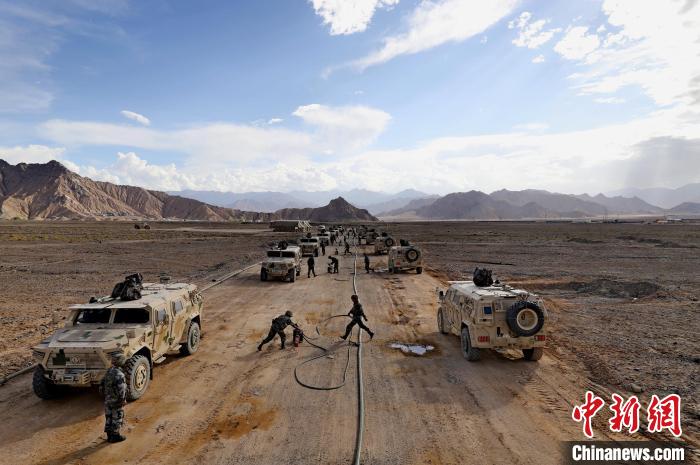 圖為群車加油科目演練現(xiàn)場?！?祁漢智 攝