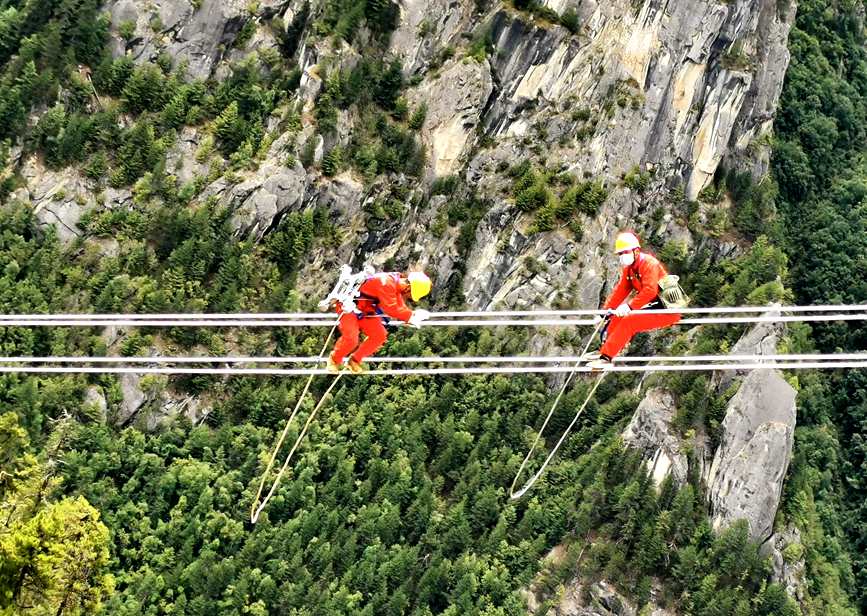 9月15日，電力檢修人員開(kāi)展左波線米堆冰川段導(dǎo)線扭絞處理走線作業(yè)。旦尼攝