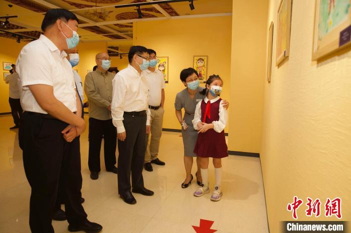 圖為與會嘉賓與入選畫作的“小作者”們一同觀展?！≈袊貙W研究中心供圖