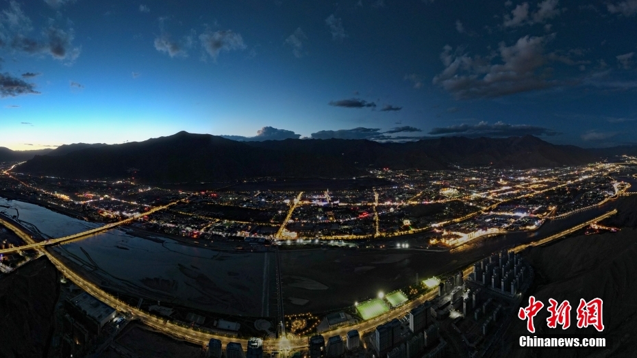 資料圖為2020年6月10日，拉薩城市入夜，燈光點(diǎn)亮高原古城夜色。（無人機(jī)畫面） <a target='_blank' href='/'><p  align=