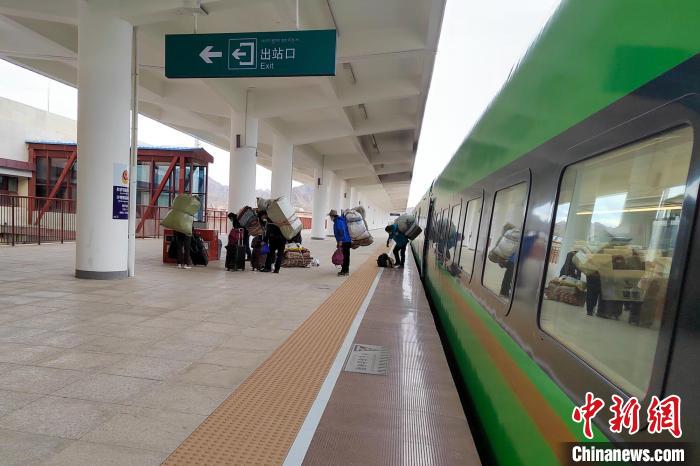 乘客乘復(fù)工專列抵達(dá)日喀則?！±_車務(wù)段 供圖