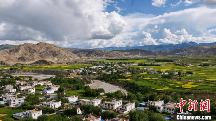 圖為依地形而建的西藏拉薩市尼木縣村居?！≈x牧 攝