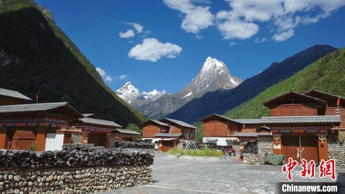 圖為西藏林芝市工布江達(dá)縣錯高古村?！≈x牧 攝