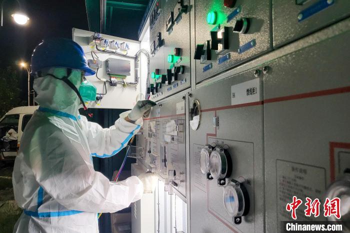 西藏電力部門順利完成方艙醫(yī)院供電設(shè)備安全可靠接入?！⊥醮箫w 攝