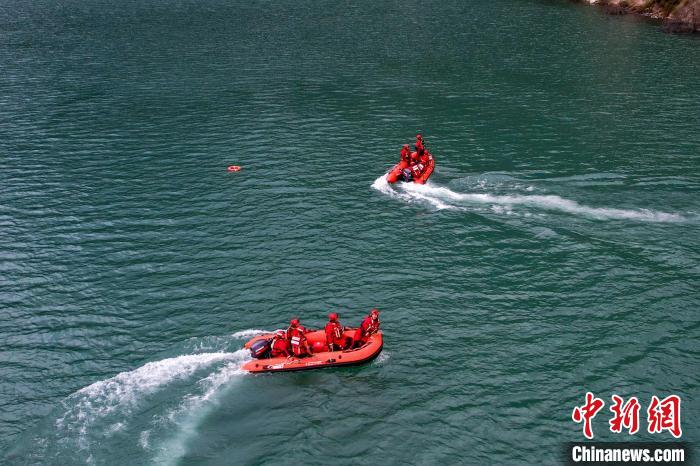 消防員操作舟艇進(jìn)行s型繞標(biāo)?！『罱?攝