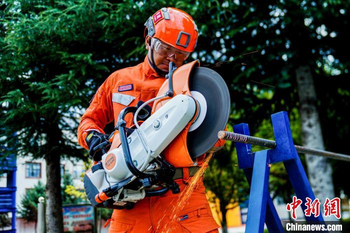 西藏林芝森林消防年度綜合救援技能大練兵活動(dòng)現(xiàn)場(chǎng)?！『罱?攝