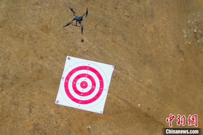 圖為消防員利用無人機(jī)空投滅火彈。　楊永龍 攝