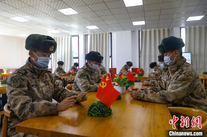 圖為阿里軍分區(qū)某邊防團(tuán)組織官兵通過(guò)手機(jī)收聽(tīng)收看二十大開(kāi)幕盛況?！詵|供圖