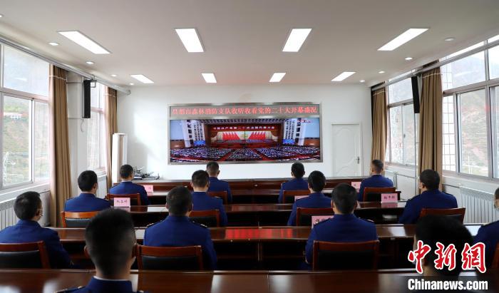 圖為西藏昌都市森林消防支隊(duì)收看二十大開(kāi)幕直播?！⌒焖寂?攝